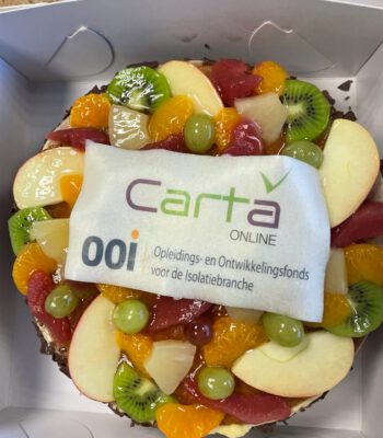 Stichting  OOI krijgt taart van Carta Online